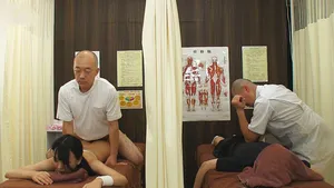 Dẫn em ghệ đi mát-xa rồi bị nắc cạnh bên mà không hề hay biết