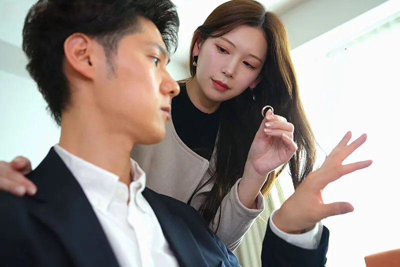 Vợ yêu đi đi chơi, anh xã ở nhà bị nhỏ em cô vợ gạ làm tình không trượt phát nào